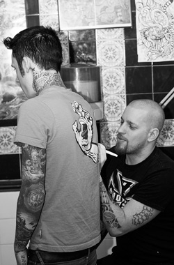 Ben tattooing a customer